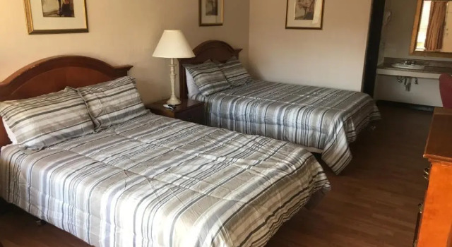Четырёхместный номер Standard Daniel Boone Motor Inn