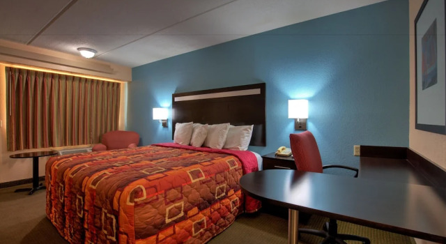 Двухместный номер Business с балконом Fair View Inn & Suites