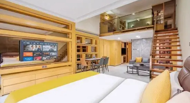 Двухместный люкс Business с балконом Wanhao Max Hotel (Baoli Zhongda Square Huacheng Square Branch Guangzhou)