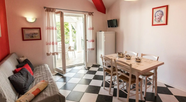 Lovely 4 Bedroom Apartment with Beautiful Garden And Terrace, 50m From the Beach, Rezervovat Apartmán Jadrija Šibenik