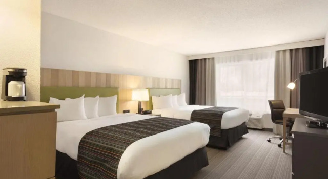 Четырёхместный номер Standard Country Inn & Suites by Radisson, Minneapolis West, MN