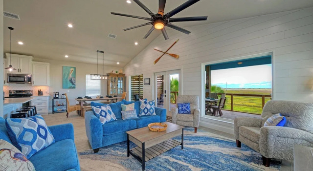 Bayfront Home w/ Pool, Game Room + Walk to Beach & Golf Cart Access Pelicans Perch by Avantstay, Book Feriehus Sommerhuse i Houston, Hytte