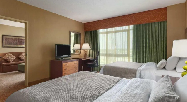 Четырёхместный номер Standard Embassy Suites Omaha- La Vista/ Hotel & Conference Center