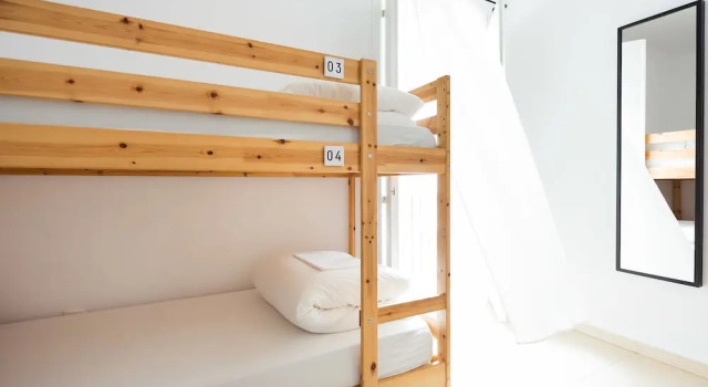 Кровать в общем номере La Casa Morada