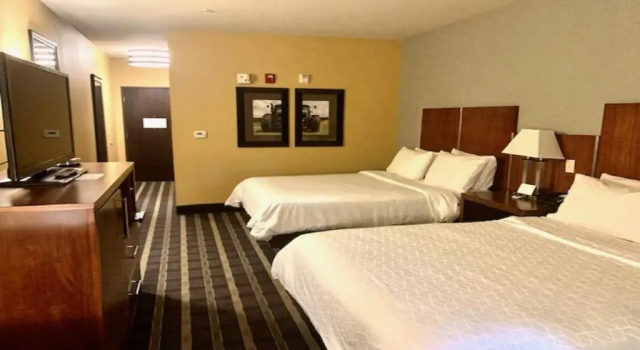 Двухместный номер Standard Holiday Inn Express & Suites Perry-National Fairground Area by IHG