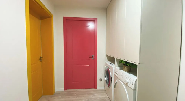 Room in Apartment - Three Doors Apartments, Papaya 1-bedroom Apartment, Забронировать Апартаменты/квартира Отели области Тираны с парковкой, Парковка