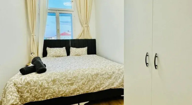 Stylish 4BR Apt Near Westbahnhof, Prenota Appartamento Vienna Austria