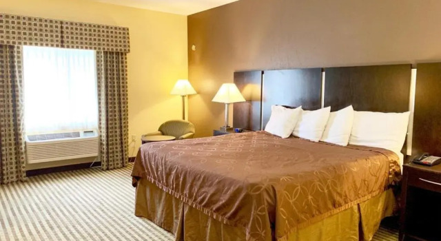 Люкс Deluxe Whitney Inn & Suites