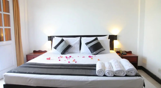 Двухместный номер Standard с балконом и с видом на сад Nathaliya Transit Hotel