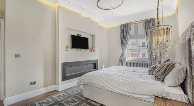 Royal Residence - Steps Away From Hyde Park