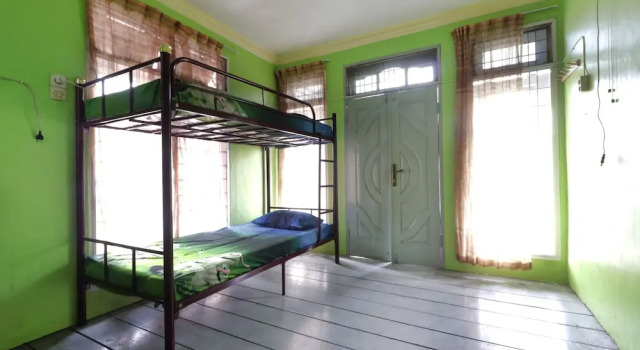 Кровать в общем номере Waroeng Transit & Depary Homestay
