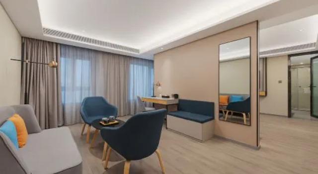 Люкс Homeinn Selected Hotel (Urumqi Railway Station Weixing Road)