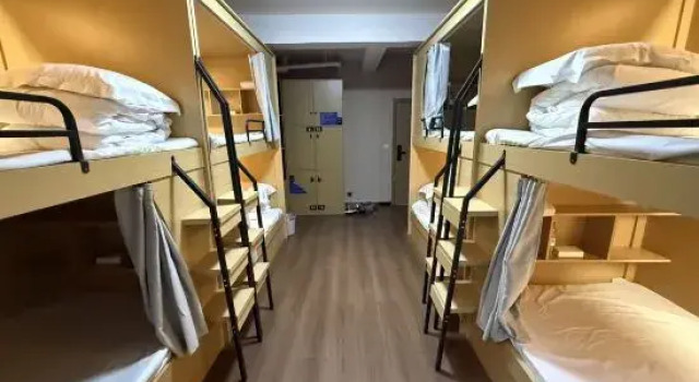 Кровать в общем номере (мужской номер) Moshan Hostel (Baoguosi, Emei Mountain)