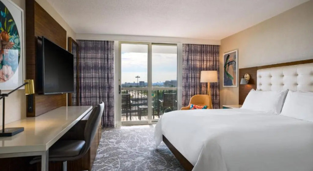 Номер Standard Renaissance Meadowlands Hotel
