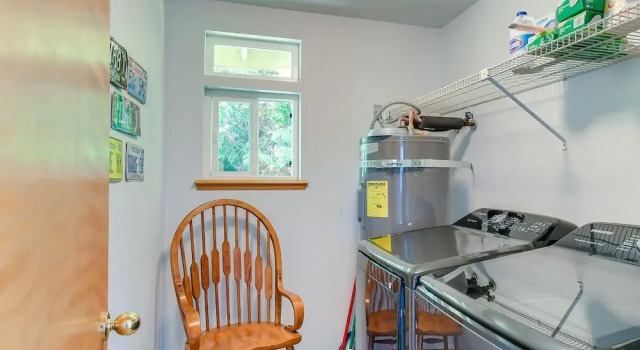 Коттедж Hoodsport Vacation Rental w/ Deck & Canal Views!