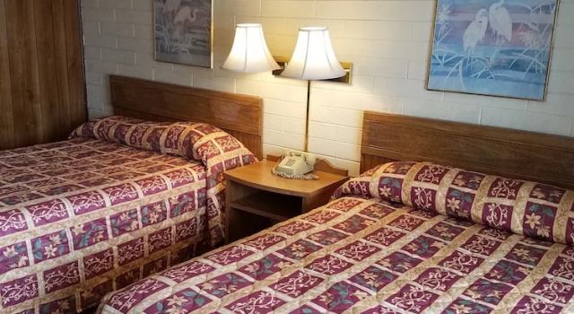 Четырёхместный номер Standard Beverly Crest Motor Inn