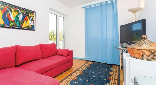 Amazing Home in Malinska With Wifi and 6 Bedrooms, Varaa Hotelli Hotellit Kvarner Islands uima-altaalla, Uima-allas