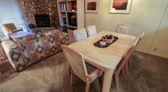 Bridges 105 Pet-Friendly. Ski-in Ski-out Condo with Beautiful Mountain Views and Private Washer Dryer by RedAwning, Забронировать Апартаменты/квартира Маммот-Лейкс Маммот, рядом с Подъемник 25