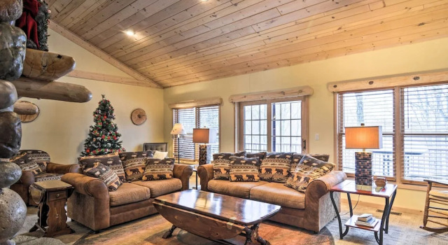 2 Mi to Schuss Mtn! Northern Retreat w/ Game Room, จอง โรงแรม Mancelona สหรัฐอเมริกา