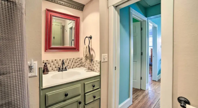 Коттедж Modern Home w/ Backyard, 1 Mi to Dtwn Sturgeon Bay