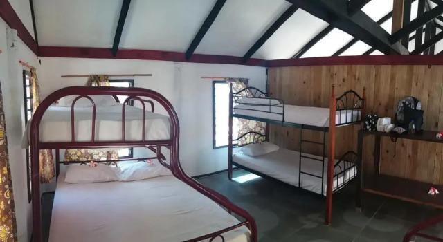 Кровать в общем номере Gold Coast Inn