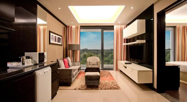 Люкс с 3 комнатами с балконом DoubleTree Suites by Hilton Bengaluru Outer Ring Road