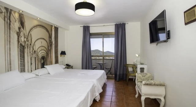Четырёхместный номер Standard с балконом Hotel y Bungalows Balcón de Competa