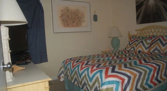 1068-201 Crescent Beach Villas - 2 Br Condo