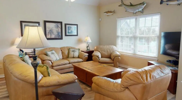 FH4 Charming 3 Bedroom Condo, Near Beach, Shared Pool
