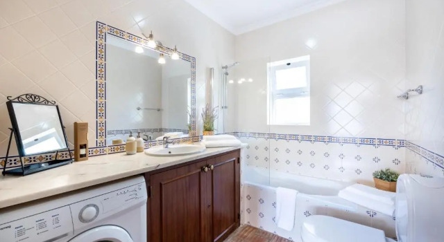 Коттедж CoolHouses Luz, 3 Bed linked house, shared pool, a stone's throw of the sea, Casa Sirrah
