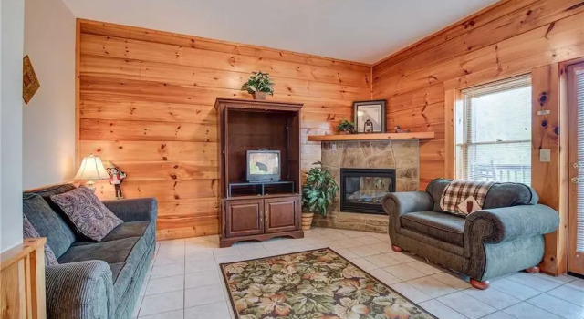 Bear Hyde 3 Bedroom Home with Hot Tub