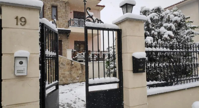 British Wood 'n Stone House, Book Hotel  