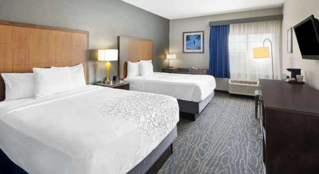 Четырёхместный номер Standard La Quinta Inn & Suites by Wyndham Mercedes Outlet Mall