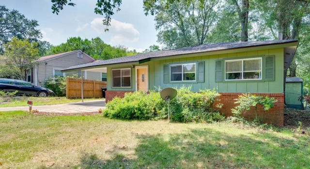 Quiet Columbus Home w/ Private Deck & Grill!, Boek Vakantiehuis Hotels in Georgia met parkeren, Parkeren