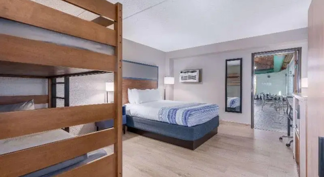 Четырёхместный номер Standard AmericInn by Wyndham New Richmond