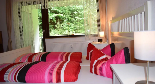 Четырёхместный семейный номер Standard с балконом Berghotel Schwarzwaldblick Triberg