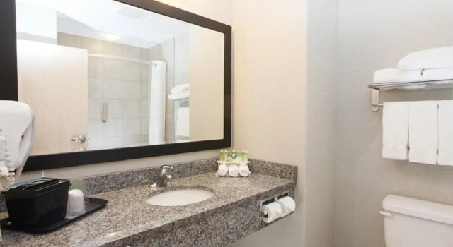 Четырёхместный номер Executive Holiday Inn Express Fort St John by IHG