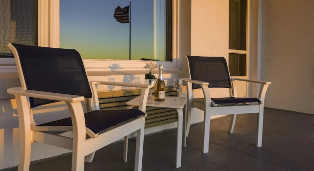 Четырёхместный номер Standard с балконом и с красивым видом из окна Atlantis Oceanfront Inn Gloucester