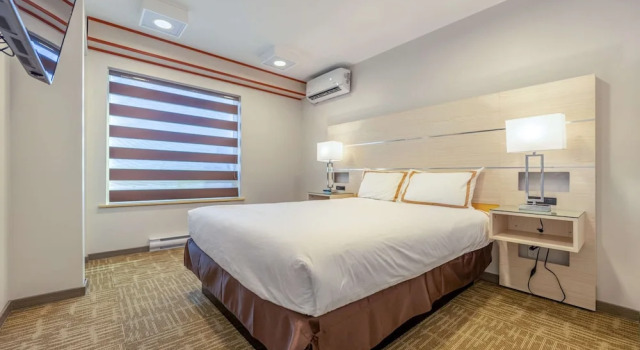 Четырёхместный люкс Quality Inn Sunshine Suites