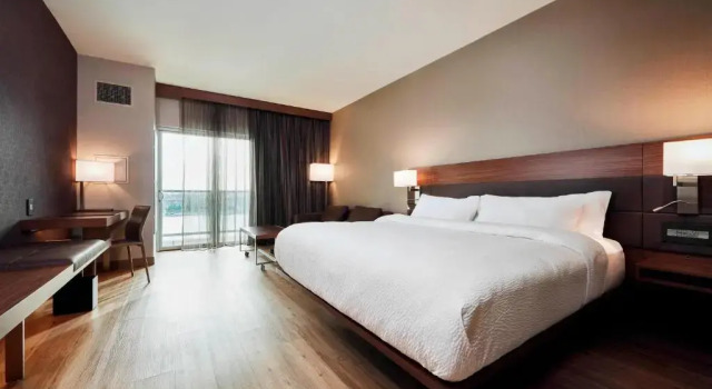 Номер Standard с балконом AC Hotel by Marriott Cincinnati at The Banks