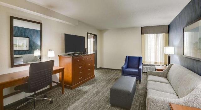Люкс Drury Inn & Suites St. Louis St. Peters