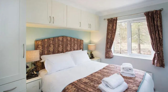 Bluebell Lodge - Sleeps 4,hot Tub, Loch & Woodland