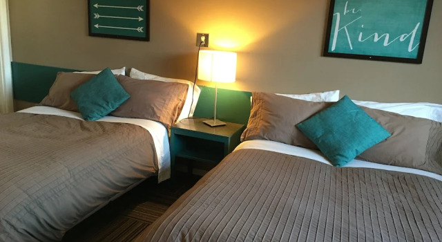 The Canterbury Inn of Downtown Invermere, Забронировать Мини-отель Отели Инвермир с парковкой, Парковка