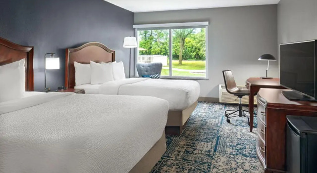 Четырёхместный номер Standard Four Points by Sheraton Kalamazoo