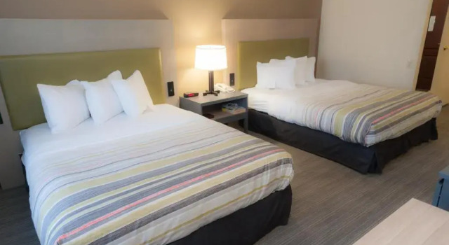 Четырёхместный номер Standard Country Inn & Suites by Radisson, Milwaukee Airport, WI