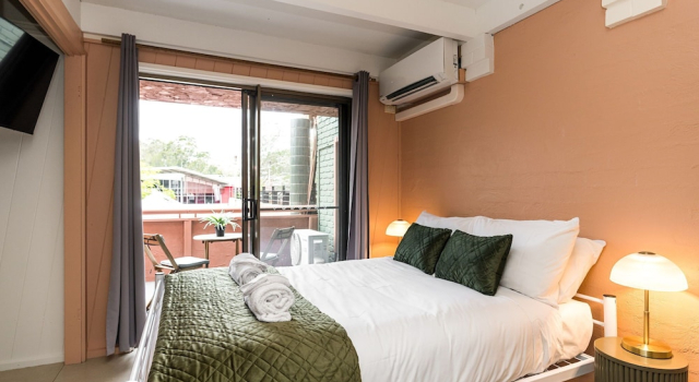 Трёхместный номер Standard с балконом и с видом на бассейн Aquarius Backpackers Resort
