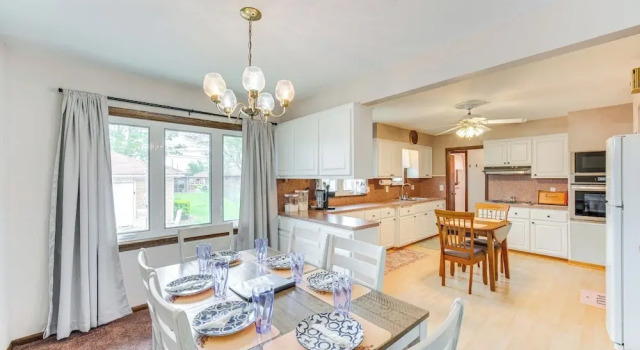 8 Mi to Cleveland: Family Home w/ Fenced Backyard!, Varaa Lomakoti Mökit kohteessa Brooklyn, Mökki