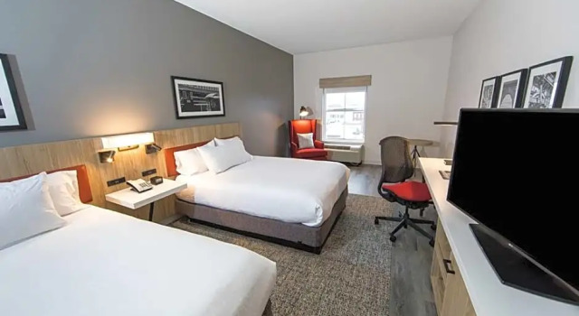 Номер Mobility/Hearing Accessible with Roll In Shower Hilton Garden Inn Savannah Historic District