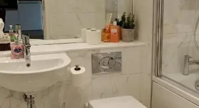 whats she want-- 2beds 2bath apartment