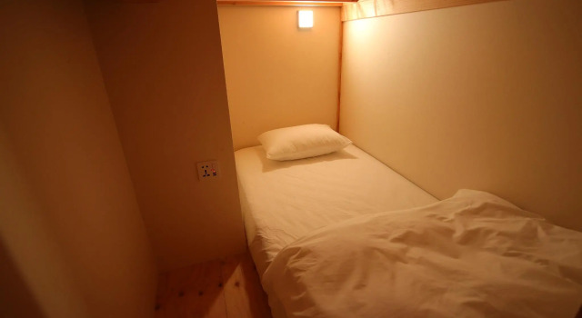 Капсула Running Bare Hostel